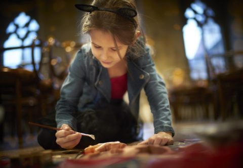 Děti vyrábějí vánoční ozdoby