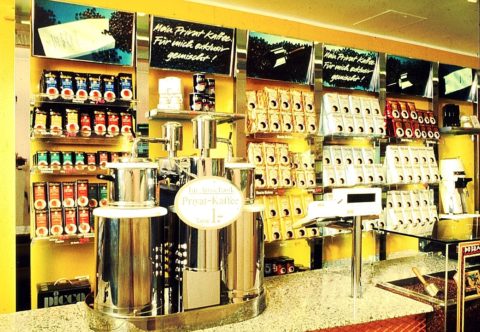 Devadesátková revoluce v kávových obalech