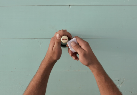 Zlepšovák: Jak otevřít pivo papírem