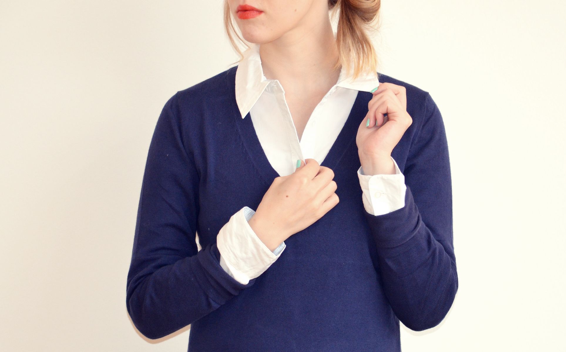 Kombinace košile a svetru je vhodna jak do kanceláře, tak i pro pohodové odpoledne (všechno Tchibo)