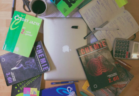 Proč jsou ve školách pořád lepší učebnice než laptopy?