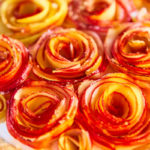 Křehký dortík s růžemi z jablek
