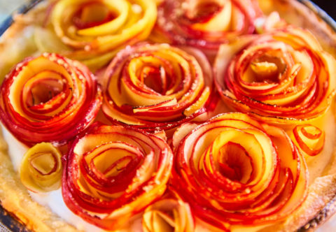 Křehký dortík s růžemi z jablek