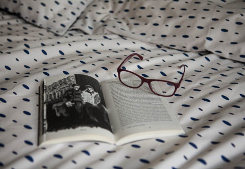 Jak si číst v posteli a nezkazit si oči