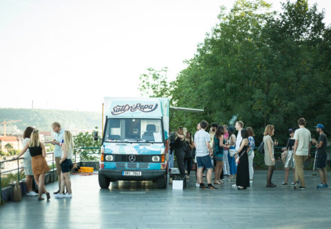 Jak uspořádat grilování pro partu přátel