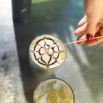 Za kávu s latte art jsme ochotni víc zaplatit. Vyrobte si ji i vy