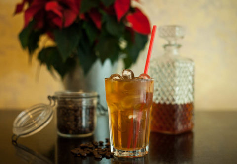 Vzájemné působení kávy a alkoholu v cafe tonicu