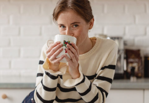 Připravte si jednoduše doma hřejivý chai tea latte i jeho „dirty“ verzi