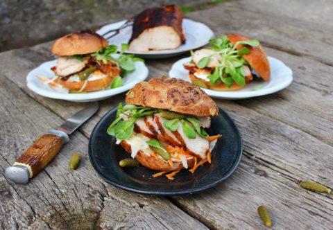 Vcelku grilované krůtí prso v bulce se salátem a dipem z česneku