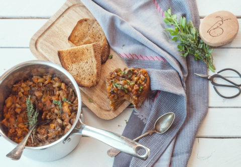 Z lásky k dětství: houbové ragú s pečenou paprikou