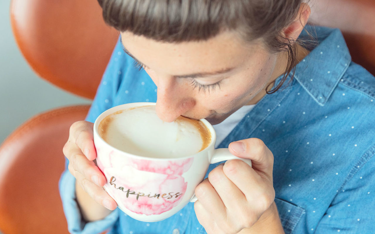 Jak doma našlehat mléko (skoro) jako v kavárně? Jde to nečekaně snadno