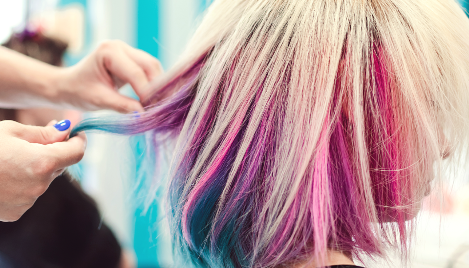 Bláznivě barevné vlasy jsou šik v každém věku. Jak na ně?