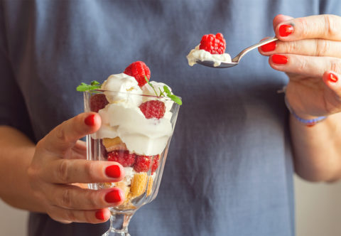 Svěží pohár plný křehkých pusinek k odpolední kávě