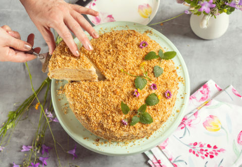 Medový dort s kávovým krémem. Osvědčená klasika, kterou milujeme