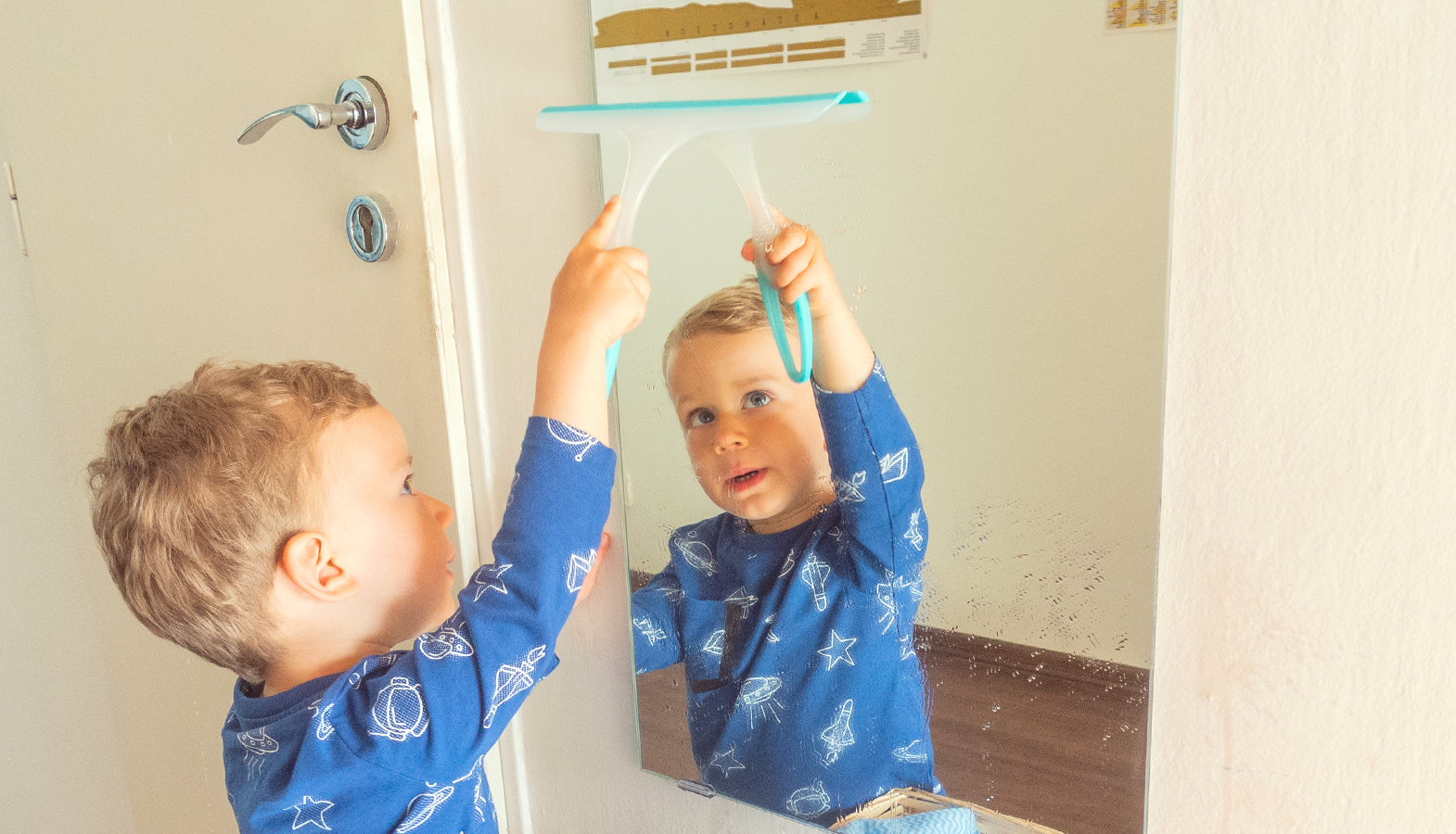 Montessori aktivity – dítě pomáhá v domácnosti