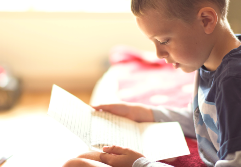 Dnešní děti mají mobily, ale dopisy na tábor jsou důležité! Jak to vidí odborník?