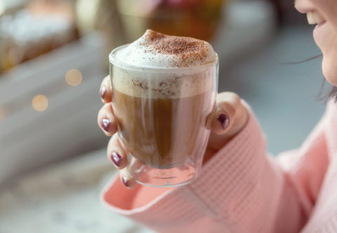 Bulletproof coffee trochu jinak: se skořicí, vanilkou a mandlemi