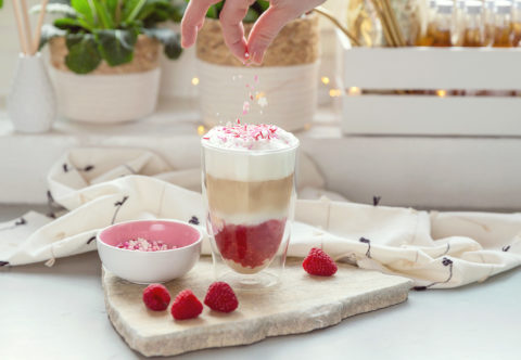 Latté s malinami a bílou čokoládou si zamilujete nejen na Valentýna