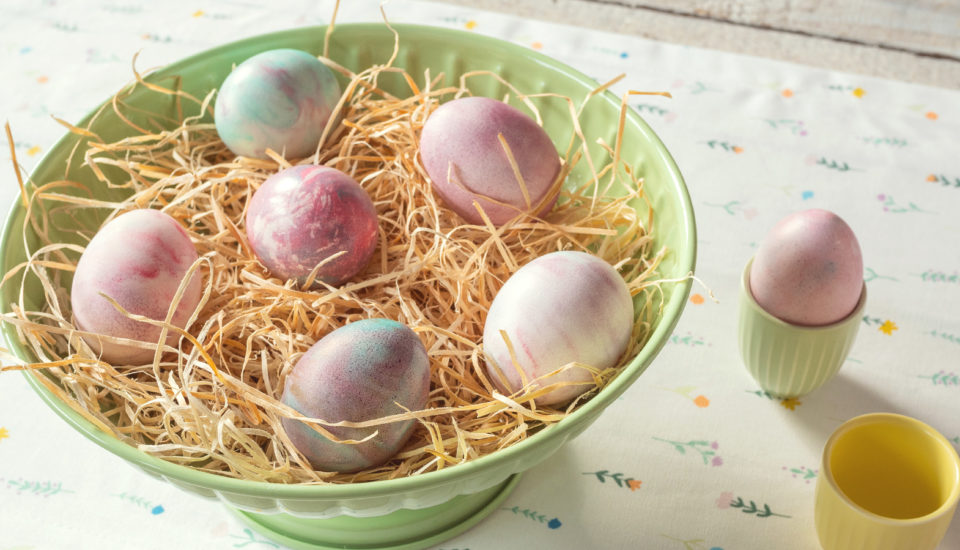 Duhová velikonoční vajíčka: Nabarvěte je pomocí pěny na holení