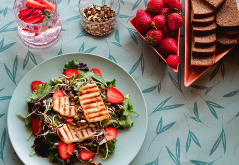 Salát z balkonu přímo na talíř. Jak na výrobu truhlíku a chutný recept