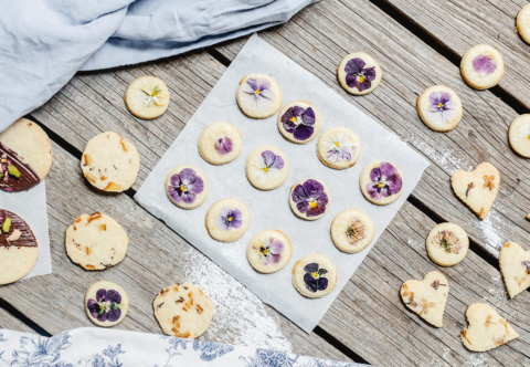 Sušenky zdobené jedlými květy a bylinkami jsou hit! Jak na to?