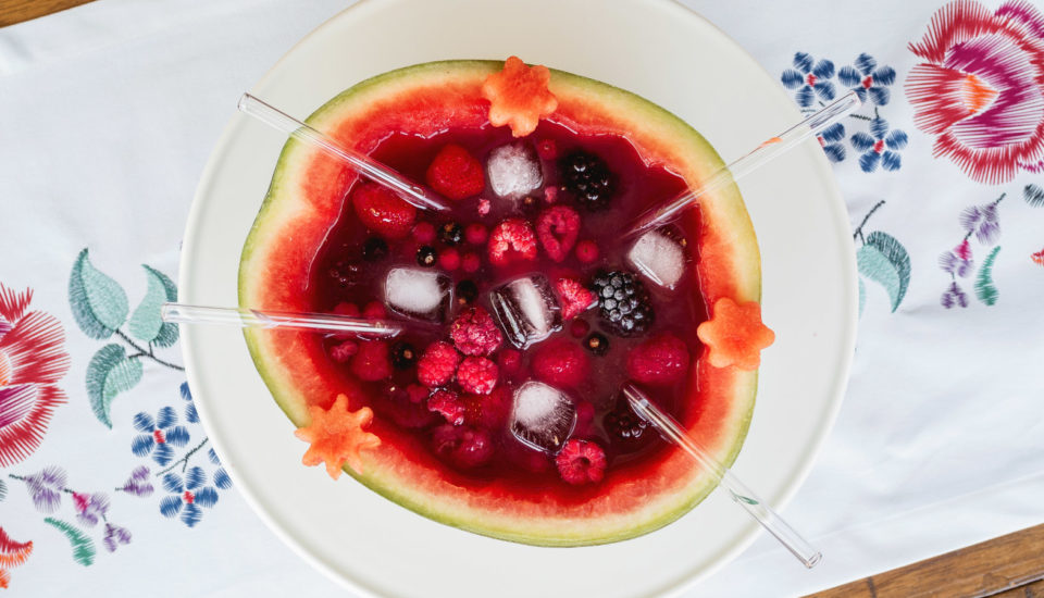 Efektní drink na léto: Sangria servírovaná v melounu!