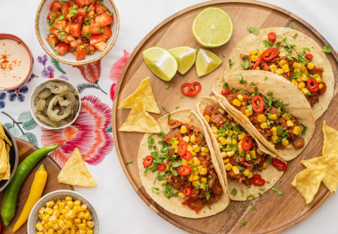 Recept na domácí tacos včetně návodu na přípravu kukuřičných placek