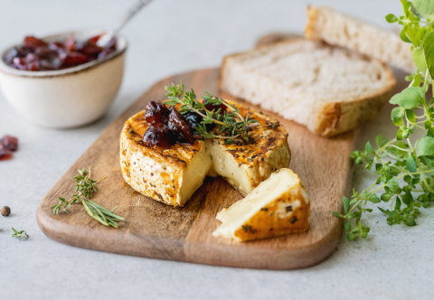 Připravte ten nejlepší grilovaný hermelín. Tipy, jak ho ochutit a s čím ho podávat