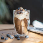 Sladké osvěžení: Vyšlehaná ledová káva s borůvkami a čokoládovým ledem