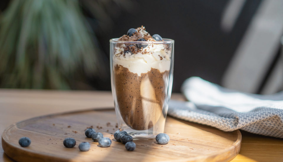 Sladké osvěžení: Vyšlehaná ledová káva s borůvkami a čokoládovým ledem