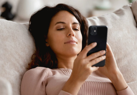 Vztahy na sociálních sítích: Kde končí nablýskaná pohádka?