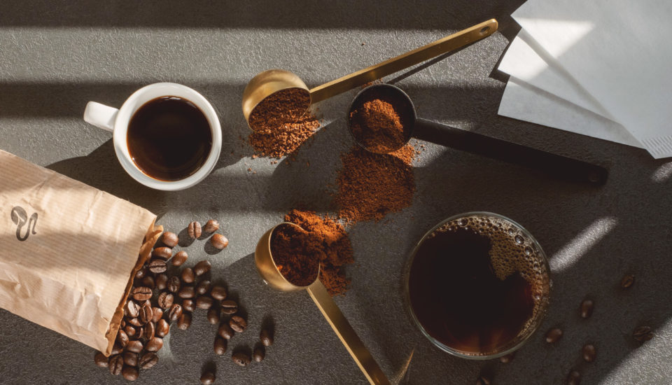 Správně umletá zrnka ovlivňují chuť kávy. Víte, jak na to?