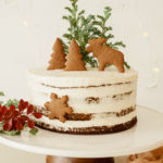 Recept na vánoční skořicový dort zdobený voňavými perníčky