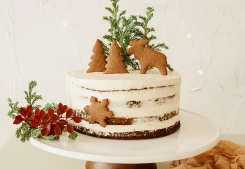 Recept na vánoční skořicový dort zdobený voňavými perníčky
