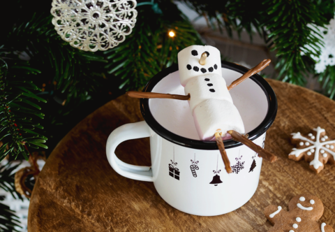 Babyccino pro děti, které také chtějí „kafíčko“. Recept, tipy na zdobení a jedlý sněhulák