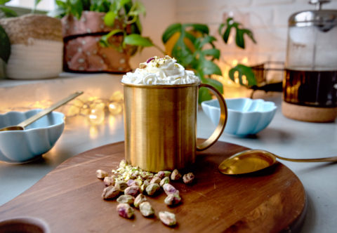 Kořeněnou kávu se šlehačkovou čepicí a pistáciemi si dopřávám místo dezertu