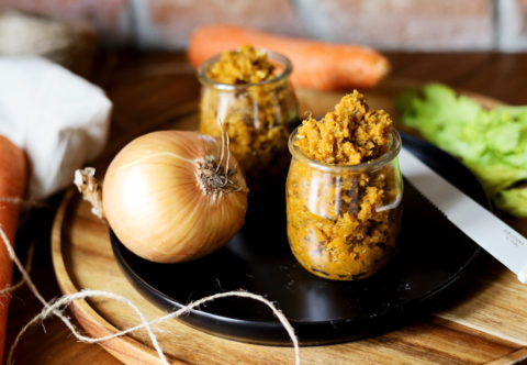 Tři recepty na domácí směsi koření a zeleninový koncentrát do polévek a omáček