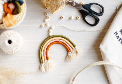 Vyrábím duhy z makramé provázků: hodí se nejen do dětského pokojíčku