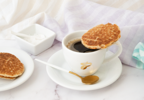 Slepované vafličky: Nad hrnkem horké kávy v nich nechávám rozpustit karamel