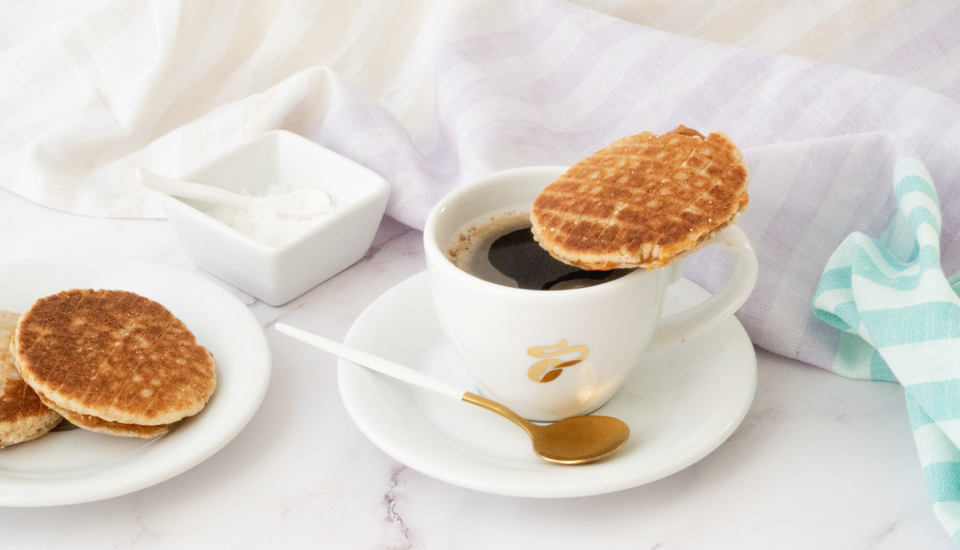 Slepované vafličky: Nad hrnkem horké kávy v nich nechávám rozpustit karamel