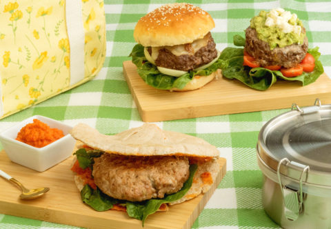 3 nejlepší domácí burgery: Vymazlený hovězí, krůtí s domácím ajvarem a odlehčený bez pečiva
