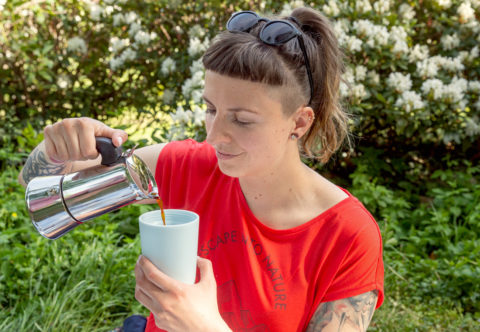 Moka konvičku beru s sebou klidně i pod stan. Jak v ní připravit kávu a tipy na údržbu