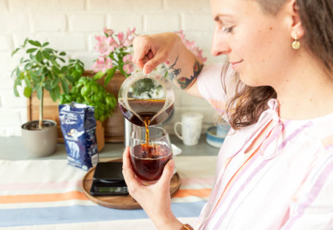 Flash brew je ledová káva po japonsku. Tradičně se filtruje na led, já ji dělám i se zmrzlými kostkami mléka