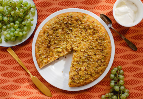 Vyzkoušejte tepelně upravené hrozny: Recept na karamelový obrácený koláč