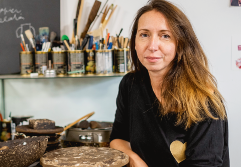 Designérka tvoří předměty z kávy, které časem zmizí. A říká: Není nutné mít doma všechny věci navždy