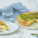 Recept na jarní zeleninový koláč: Upečte si tart s chřestem a bešamelovou omáčkou mornay