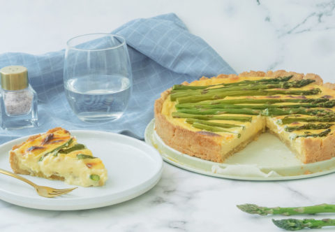 Recept na jarní zeleninový koláč: Upečte si tart s chřestem a bešamelovou omáčkou mornay