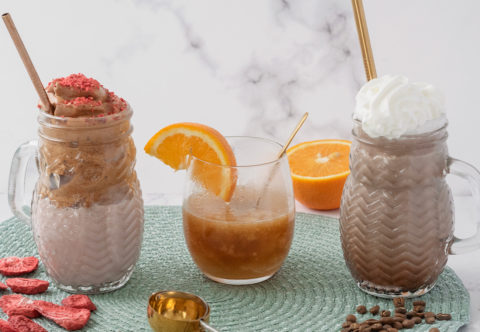 Jahodová dalgona, citrusové affogato a kávový milkshake! Moje recepty na ledové kávové osvěžení