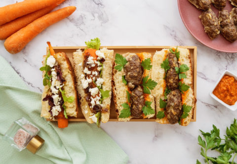 Nejlepší domácí hot dogy: Recept na žemle a náplň s čevapčiči, ale i vegetariánskou verzi s pečenou mrkví