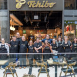 Laskavý šálek a dobrovolnictví v Tchibo: Jak klienty sociálních kaváren učíme fungovat v prodejním provozu